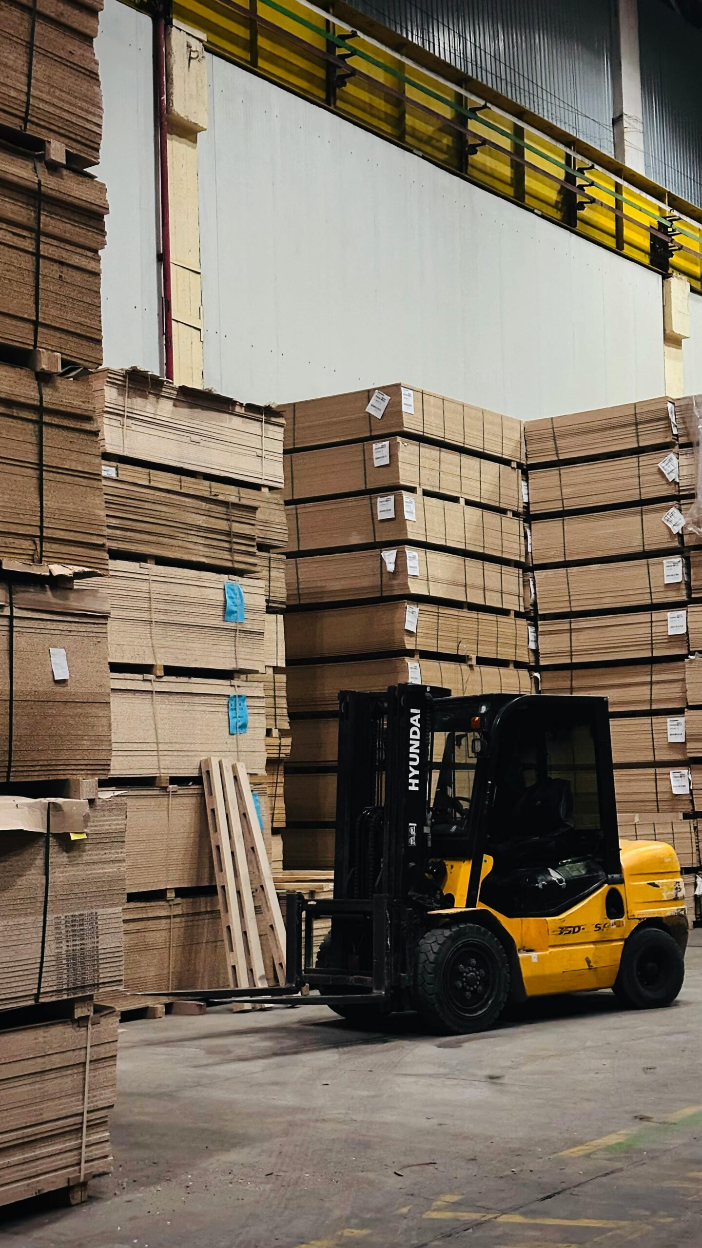 Estanterías cajas y organización de almacén
