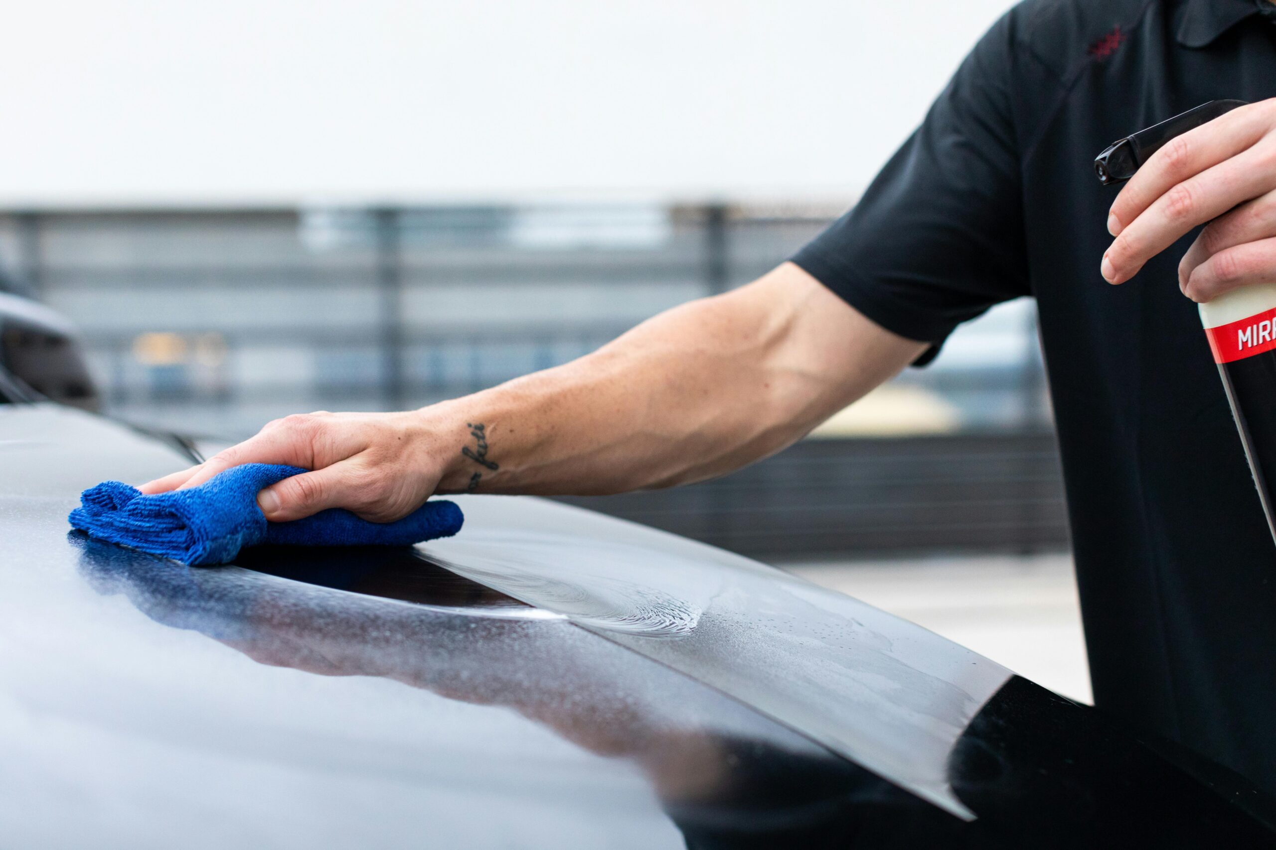 Detailing de coche con productos Sisbrill